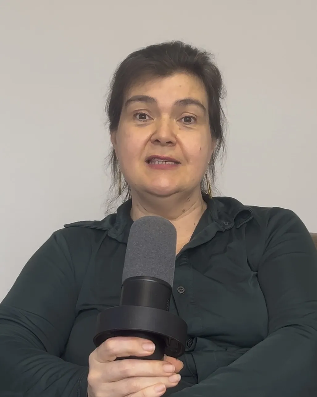 Ana Maria Moreira, psicóloga, olhando para a câmera